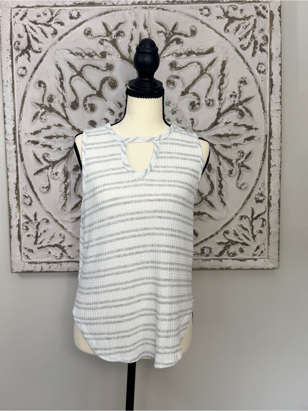 Sleeveless Striped Keyhole Tank Top - White & Gray